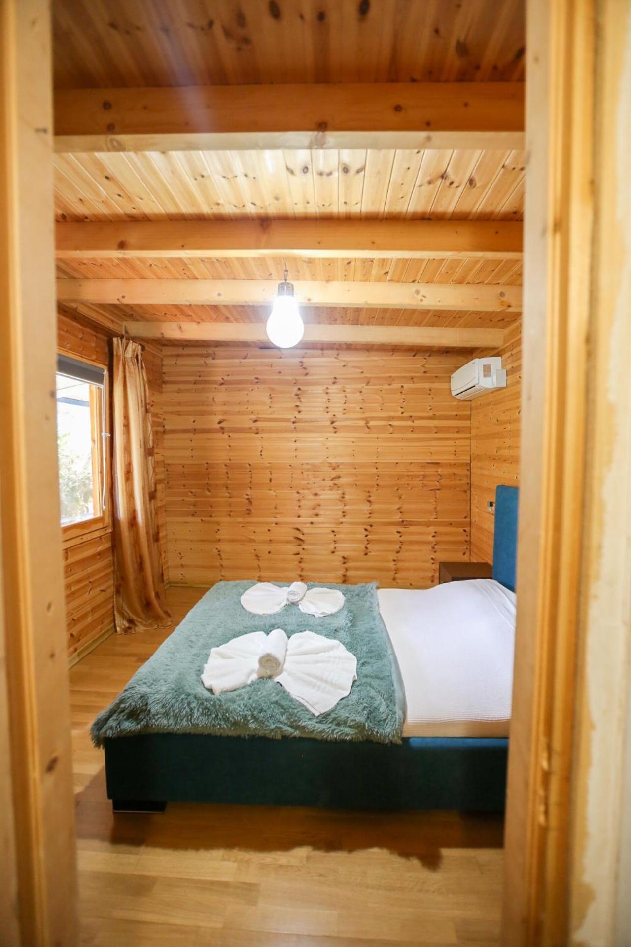 Holiwood Motel Himarë